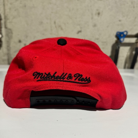 Chicago Bulls Derrick Rose Mitchell & Ness Red Snapback - Picture 3 of 3